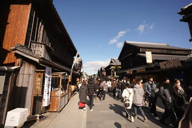伊勢のおはらい町の通りと人々