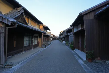 三重の関宿の古い町並みと格子戸