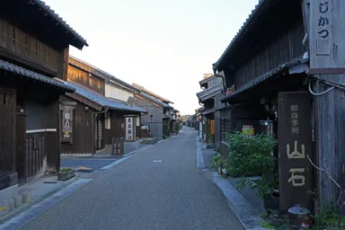 三重の関宿の通りと歴史的建物