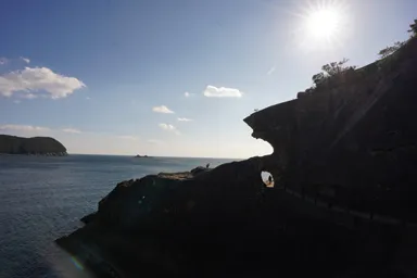 三重の鬼ヶ城の岩壁と海岸線