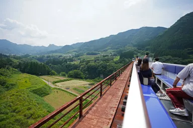 宮崎の高千穂あまてらす鉄道の車両と山並み