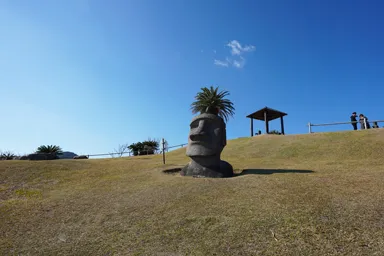 宮崎のサンメッセ日南の転がるモアイ像