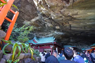 宮崎の鵜戸神宮の本殿と岩窟