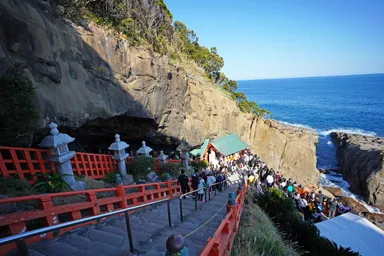 宮崎の鵜戸神宮の参道と海