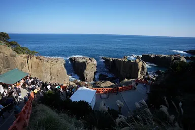 宮崎の鵜戸神宮の断崖の海の風景