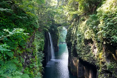 宮崎の高千穂の緑に囲まれた上からの滝