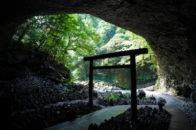 宮崎の天安河原の祈りの石積みと鳥居