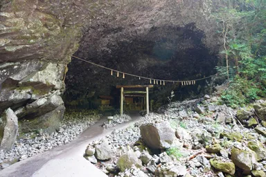 宮崎の天安河原の洞窟と石