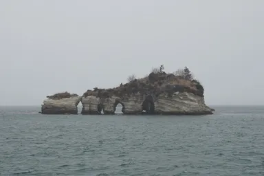 宮城の松島の穴が開いた鐘島