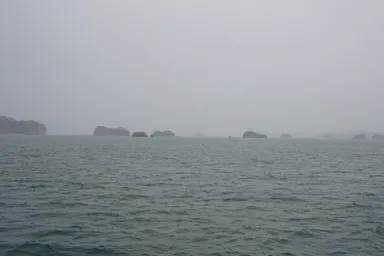 宮城の松島の海に点々と続く島々