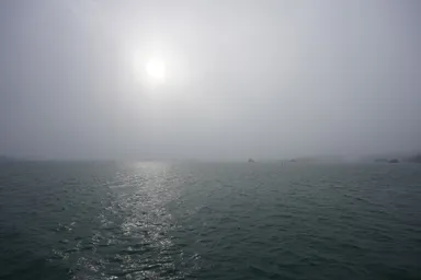 宮城の松島の薄曇りの幻想的な海