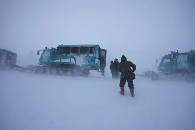 宮城のマウンテンフィールドの樹氷へ向かう雪上車