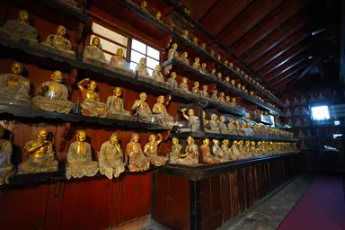 盛岡の報恩寺の壁に並ぶ金色の五百羅漢