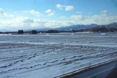 岩手の花巻の雪景色の山々と田んぼ