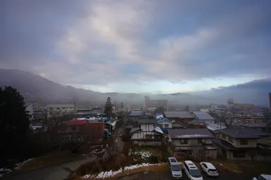 長野の正月の湯田中温泉の街並み