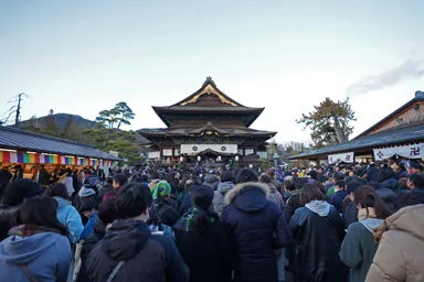 長野の善光寺の大混雑した初詣