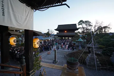 長野の正月の善光寺で夕暮れの本堂
