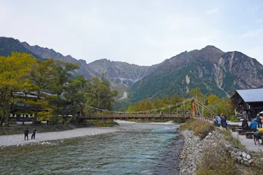 上高地の河童橋と山並み