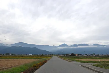 長野の安曇野の北アルプスと一本道