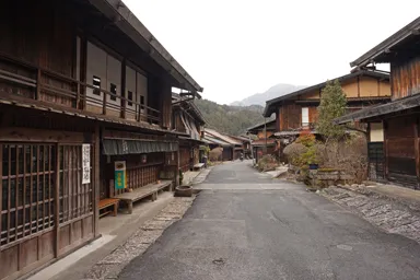 長野の妻籠宿の宿場町の通り