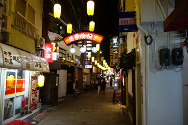 長崎の思案橋の通りと街灯