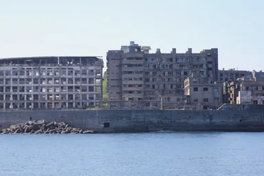 長崎の海から眺める軍艦島の崩れかけたマンション