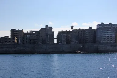 長崎の海から眺める軍艦島の廃墟の建物