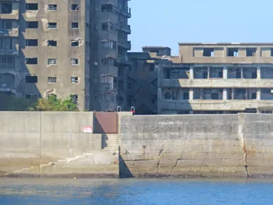 長崎の軍艦島の崩れかけの岸壁とXになった階段
