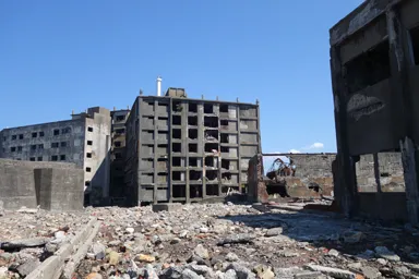 長崎の軍艦島の島の中から見る廃墟