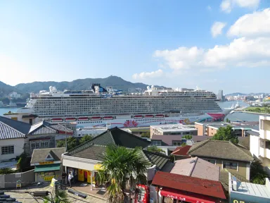 長崎の街と巨大客船