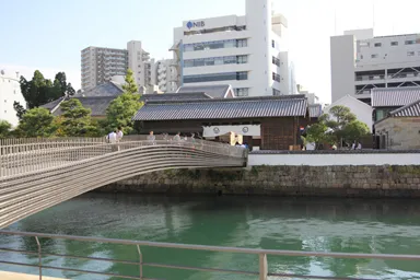 長崎の出島の復元された橋と建物