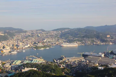 長崎の稲佐山山頂展望台からの昼の街並み