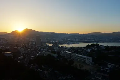長崎の山に沈む夕暮れ