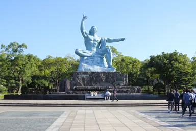 長崎の平和公園の平和祈念像
