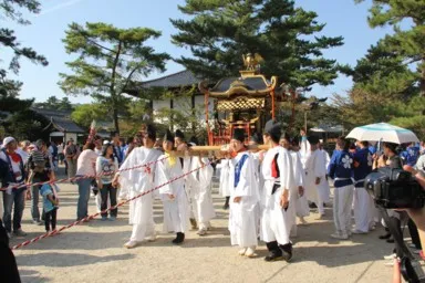 法隆寺の白い衣装を着ておみこしを担ぐお祭り