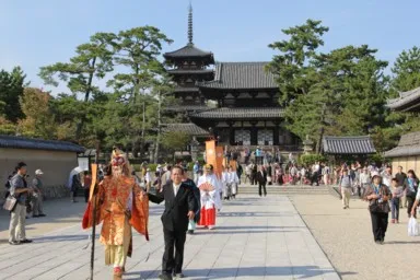 法隆寺の伽藍を斜めからとらえた落ち着いた景観。