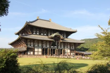 奈良の東大寺の巨大な大仏殿と小さな人