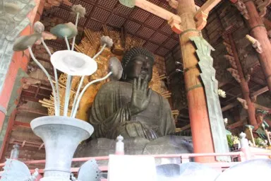 古都奈良の穏やかな寺院風景。