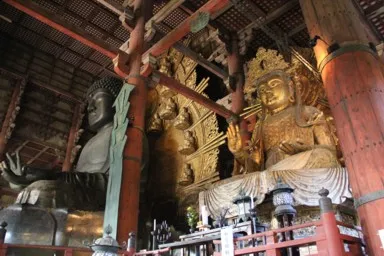 奈良の東大寺の大仏と金色の像