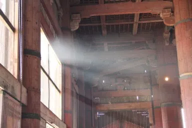 奈良の東大寺の回廊に光が差し込む様子
