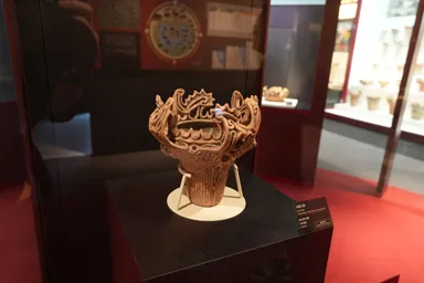 新潟の馬高縄文館の繊細な模様の火焔土器