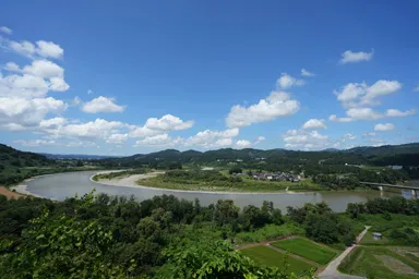 新潟の越後川口からの湾曲した信濃川の流れ