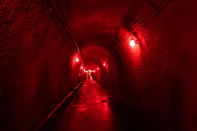 新潟の清津峡の赤いランプが灯る長いトンネル
