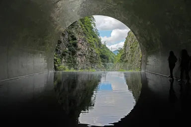 新潟の清津峡渓谷の水たまりに反射する絶景