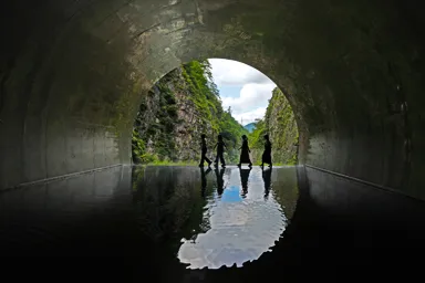 新潟の清津峡渓谷のトンネルと水鏡に写る人と山