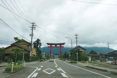 新潟の彌彦神社の街なかにある巨大な赤い鳥居