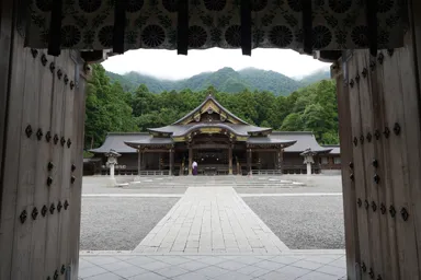新潟の彌彦神社の本殿と山