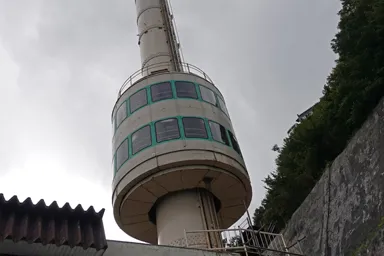 新潟の弥彦山の上に登るパノラマタワー
