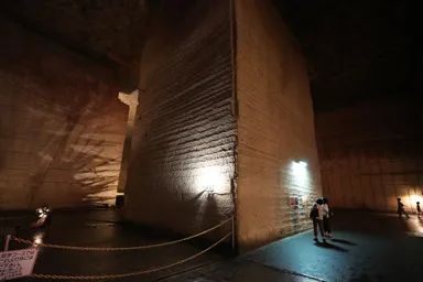 栃木の大谷石採掘場跡の巨大柱