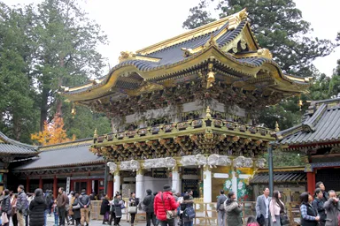 日光東照宮の荘厳な装飾を切り取った一枚。